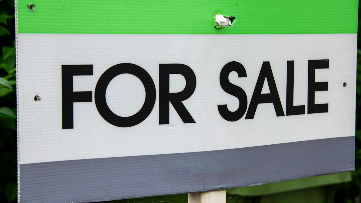A weathered For Sale sign standing outdoors, representing the oversupplied U.S. timeshare resale market where sellers far outnumber buyers